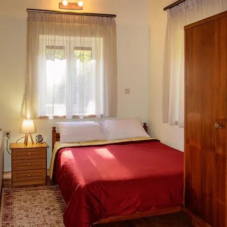 Dual House In Methydrio