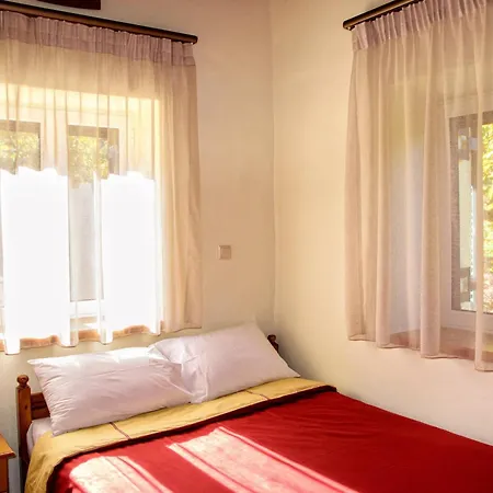 Dual House In Methydrio Daire