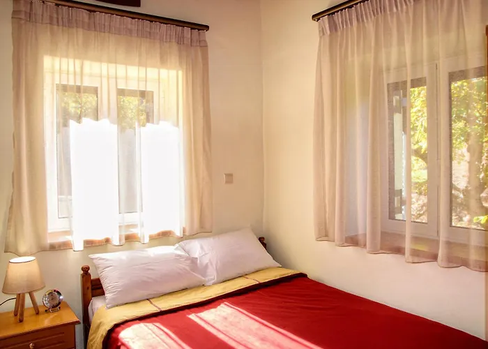 Dual House In Methydrio Апартаменты